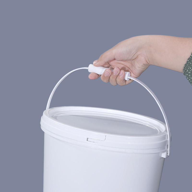 Seau de peinture ovale blanc avec poignée et couvercle pour le mélange et la peinture 