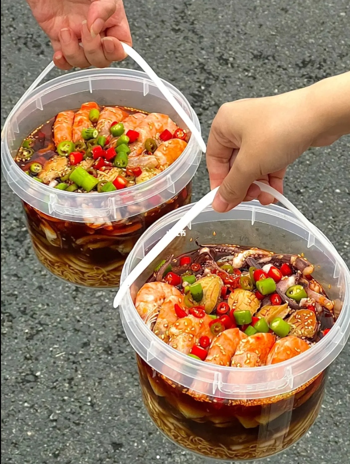 seaux-en-plastique-pour-emballage-de-fruits-de-mer.jpg
